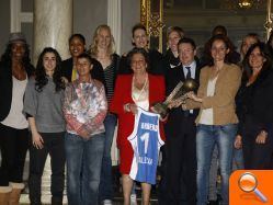 La Alcaldesa recibe al equipo  campeón de la Euroliga de baloncesto femenino y brinda su triunfo a todos los  valencianos - (foto 5)