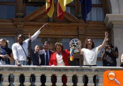 La alcaldesa abre el balcón principal del Ayuntamiento al “Ciudad Ros Casares” - (foto 6)