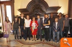 La alcaldesa abre el balcón principal del Ayuntamiento al “Ciudad Ros Casares” - (foto 4)
