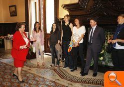 La alcaldesa abre el balcón principal del Ayuntamiento al “Ciudad Ros Casares” - (foto 3)