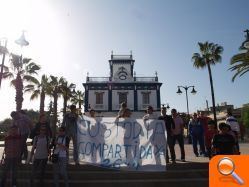 Alrededor de una treintena de personas acuden a la movilización de Custodia Compartida - (foto 5)