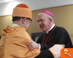 El economista Juan Velarde defiende la compatibilidad entre la vida “activa” en la Iglesia y la “más depurada” investigación científica - (foto 2)