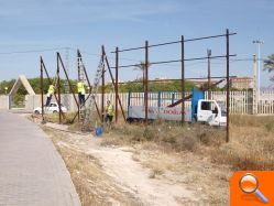 El Ayuntamiento de San Vicente del Raspeig ha iniciado la retirada de vallas ilegales para mejorar la imagen de la ciudad