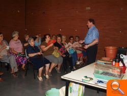 Una veintena de personas mayores participan en un taller para aprender a crear un huerto en la terraza o el balcón de su casa