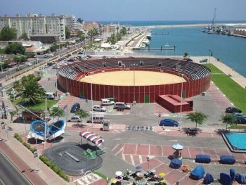 La plaza de toros portátil está lista para acoger la feria taurina de las Fiestas del Carmen 2012