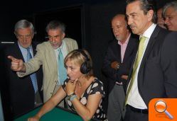 La exposición veraniega de la carpa de la Playa de San Juan alude al cerebro y sus nexos con el ilusionismo y la magia  - (foto 3)
