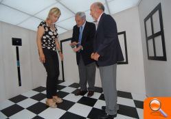 La exposición veraniega de la carpa de la Playa de San Juan alude al cerebro y sus nexos con el ilusionismo y la magia  - (foto 2)