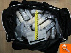 La Guardia Civil logra desarticular en un mes dos bandas organizadas de narcotráfico que operaban en el puerto de Valencia - (foto 2) La Guardia Civil logra desarticular en un mes dos bandas organizadas de narcotráfico que operaban en el puerto de Valencia - (foto 2)