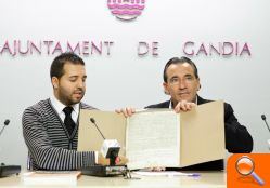 El PP entrega al Archivo Histórico un título de 1744 expedido por la Universidad Jesuítica de Gandia