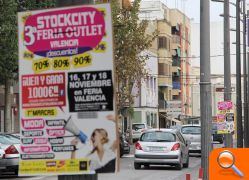 El Ayuntamiento de Manises inicia expediente sancionador a Feria Valencia por la reiterada colocación de carteles publicitarios en el alumbrado público de la ciudad