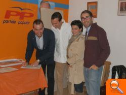 Hernández entrega los avales de NNGG Ribera Alta al candidato a presidente provincial de la organización - (foto 2)