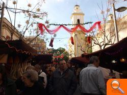 Centenares de personas recorren los más de cincuenta puestos y talleres del Mercat de Nadal instalado en el centro de San Vicente