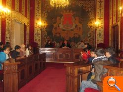 Los alumnos debaten sobre la ciudad en el Salón de Plenos Municipal