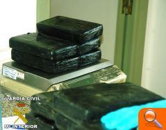 La Guardia Civil en colaboración con Vigilancia Aduanera se incauta de 170 kgs de cocaína en el puerto de Valencia - (foto 2)