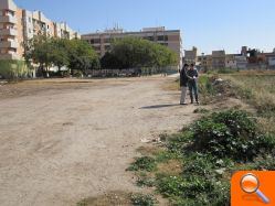 Juan Ramón Adsuara visita la Plaza Cronista Lacreu Sena para atender peticiones de los vecinos de la zona - (foto 2)