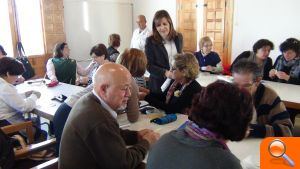 Más de cuarenta personas participan en el taller de palma blanca ofertado por la Concejalía de Acción Social