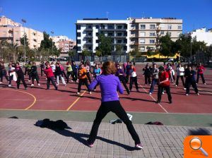 Decenas de ilicitanos disfrutan del ejercicio al aire libre gracias a la actividad “Actívate en la calle” - (foto 2)