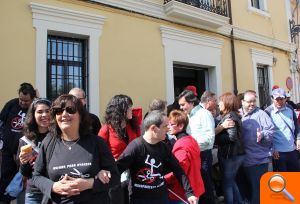 El Patronato Intermunicipal Francisco Esteve realiza su concentración 'Un Jueves Negro' en la plaza del Ayuntamiento de Manises