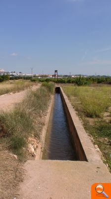 El PSPV denuncia el peligro de una acequia sin cubrir que discurre junto a un colegio público por donde pasan niños   