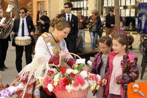 Miles de personas presencian la entrada de las tropas cristianas en San Vicente