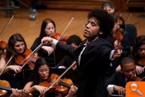 Rafael Payaré dirige obras de Beethoven y Haydn en el Palau de les Arts