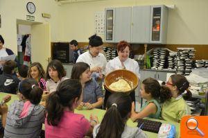 Los escolares de Xàbia aprenden a elaborar las tradicionales cocas 