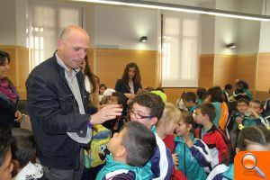 Los alumnos de primaria del Pedro Alcázar se interesan por la construcción del colegio en su visita al Ayuntamiento - (foto 4)