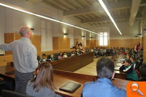 Los alumnos de primaria del Pedro Alcázar se interesan por la construcción del colegio en su visita al Ayuntamiento - (foto 3)