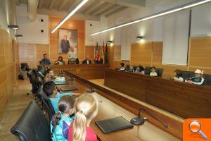 Los alumnos de primaria del Pedro Alcázar se interesan por la construcción del colegio en su visita al Ayuntamiento - (foto 2)