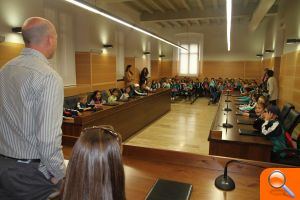 Los alumnos de primaria del Pedro Alcázar se interesan por la construcción del colegio en su visita al Ayuntamiento