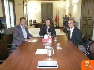 La secretaria autonómica de Autonomía Personal y Dependencia, Nela García, se reúne con Juan Doménech, presidente de la ALCER Castalia 