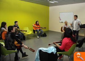 Los jóvenes de Mislata aprenden a tocar la guitarra en el Centre Jove del Mercat