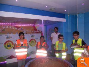 Un aula móvil enseña a los escolares de Dénia la importancia del reciclado de aparatos eléctricos y electrónicos, pilas y bombillas - (foto 3)