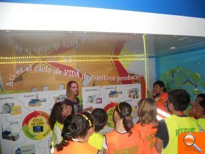 Un aula móvil enseña a los escolares de Dénia la importancia del reciclado de aparatos eléctricos y electrónicos, pilas y bombillas - (foto 2)