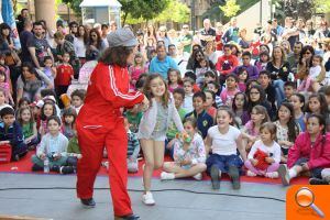 Decopivolta Teatre ofrece un divertido número de clown y convierte la plaza Príncipe de Asturias en una improvisada estación de tren - (foto 2) Decopivolta Teatre ofrece un divertido número de clown y convierte la plaza Príncipe de Asturias en una improvisada estación de tren - (foto 2)