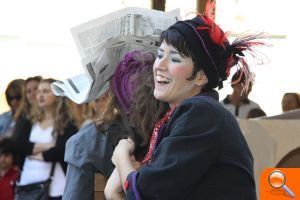Decopivolta Teatre ofrece un divertido número de clown y convierte la plaza Príncipe de Asturias en una improvisada estación de tren - (foto 3) Decopivolta Teatre ofrece un divertido número de clown y convierte la plaza Príncipe de Asturias en una improvisada estación de tren - (foto 3)