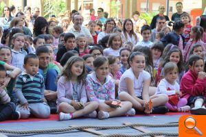 Decopivolta Teatre ofrece un divertido número de clown y convierte la plaza Príncipe de Asturias en una improvisada estación de tren - (foto 4) Decopivolta Teatre ofrece un divertido número de clown y convierte la plaza Príncipe de Asturias en una improvisada estación de tren - (foto 4)