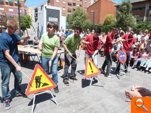 Decopivolta Teatre ofrece un divertido número de clown y convierte la plaza Príncipe de Asturias en una improvisada estación de tren - (foto 6) Decopivolta Teatre ofrece un divertido número de clown y convierte la plaza Príncipe de Asturias en una improvisada estación de tren - (foto 6)