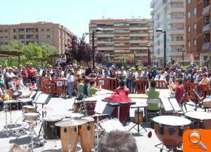 Decopivolta Teatre ofrece un divertido número de clown y convierte la plaza Príncipe de Asturias en una improvisada estación de tren - (foto 7) Decopivolta Teatre ofrece un divertido número de clown y convierte la plaza Príncipe de Asturias en una improvisada estación de tren - (foto 7)