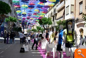 Els comerços d’Ontinyent paren tenda al carrer baix 2.200 paraigües de colors