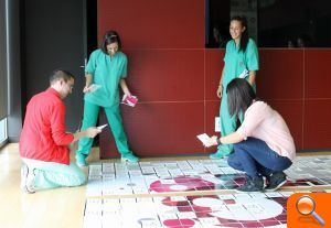 Más de 1.000 empleados dan forma a un “puzzle” gigante para conmemorar el tercer aniversario del Departamento de Salud del Vinalopó - (foto 2)