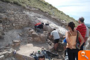 El alcalde de Villena visita al grupo de excavación del Cabezo Redondo  - (foto 3)