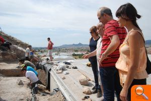 El alcalde de Villena visita al grupo de excavación del Cabezo Redondo  - (foto 2)