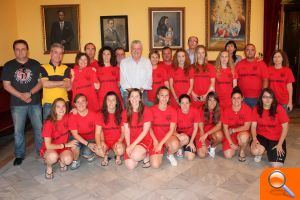 El Ayuntamiento de Sueca recibe a varios clubes deportivos por sus triunfos en esta temporada - (foto 2)