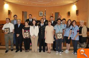 La Fundación Secretariado Gitano, el párroco de La  Coma, Grupo Scout y el catedrático Morera, reciben el reconocimiento de la Policía Local