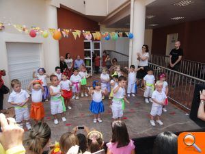 La sexta promoción de l’Escola Infantil El Bressol celebra su festival