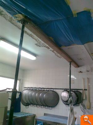 CSI-F denuncia el mal estado del techo de la cocina de la residencia de 3ª Edad “Torrevieja”, con "grandes grietas que han obligado a apuntalarlo" - (foto 2) CSI-F denuncia el mal estado del techo de la cocina de la residencia de 3ª Edad “Torrevieja”, con "grandes grietas que han obligado a apuntalarlo" - (foto 2)