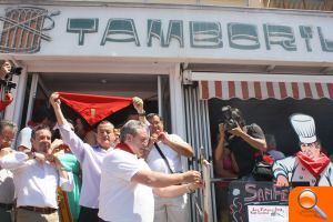 Juan Ramón Martínez protagoniza el “chupinazo” del Tamboril para dar la bienvenida en Benidorm a las fiestas de San Fermín  - (foto 2)