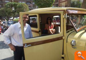 40 vehicles clàssics participen al XIII Rally de cotxes antics a la plaça la Concepció d’Ontinyent