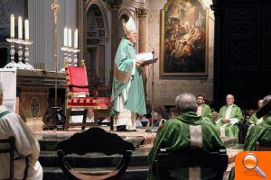 Más de mil personas llenan la Catedral en la misa por la paz en Siria y Oriente Medio convocada por el Papa y presidida por el Arzobispo - (foto 2)